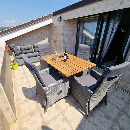 Rigo House With Private Pool, Jacuzzi And Sauna 度假居 *